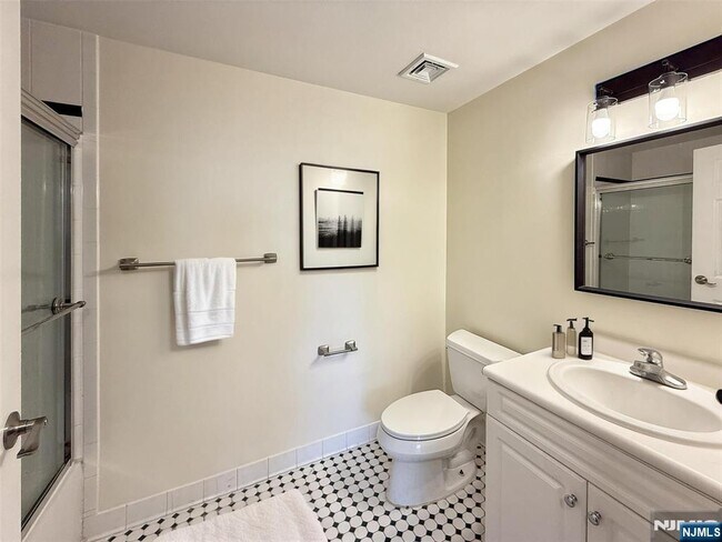 Building Photo - 100 Old Palisade Rd