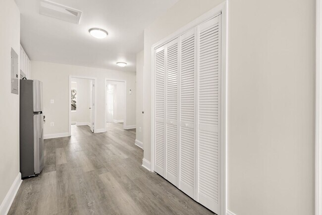 Building Photo - Newly Renovated 3BR/1BA - WASHEY/DRYER - I...