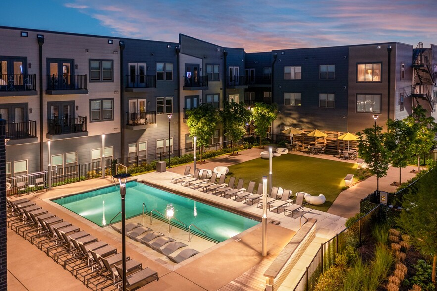 Resort-style Pool and Sundeck with Wi-Fi - Bexley Silo Bend