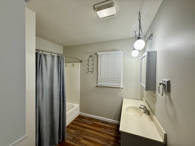 Building Photo - 117 Holly Ave