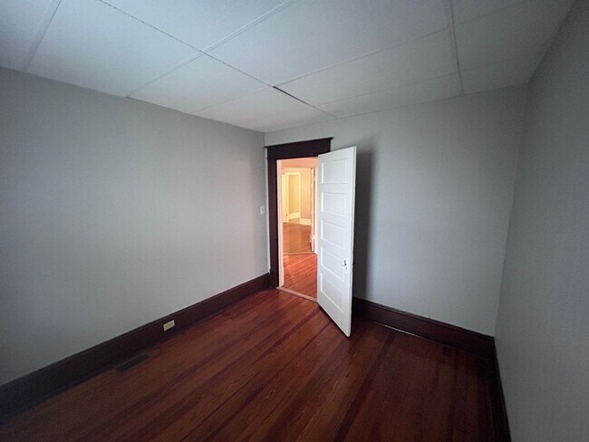 Building Photo - Spacious 3 BR home, Minutes to Medical Cen...