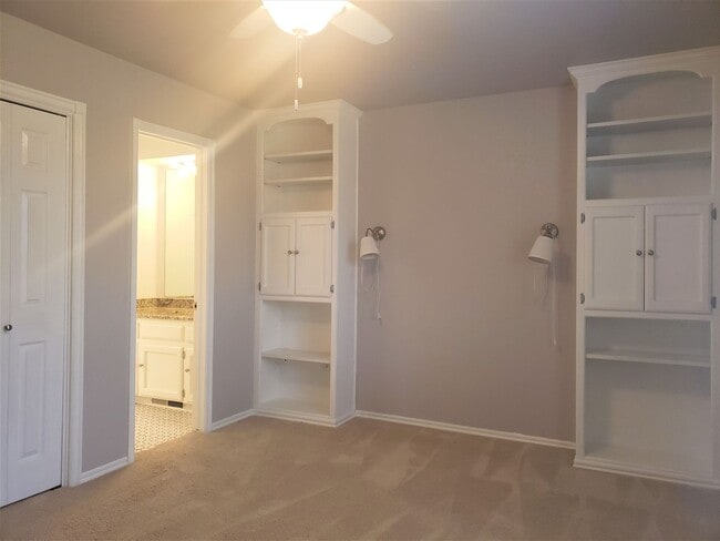 Building Photo - 8000 Pleasant Oaks Dr