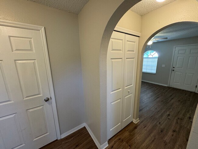 Building Photo - Spacious 4-Bedroom Home with 3 Full Baths in Whispering Trails – Pet Friendly!