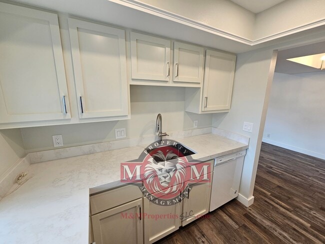 Building Photo - 5704 S Waterbury Way