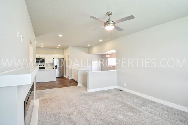 Building Photo - Modern Style Ranch, 3 bedroom 2.5 bath hom...