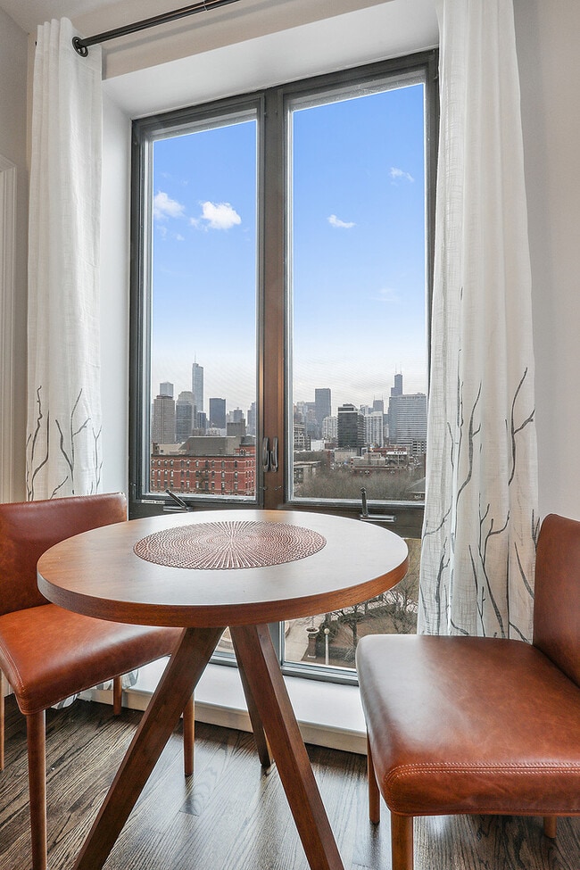 Building Photo - Luxury penthouse 2bd 1bth in Old Town