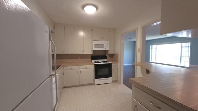 Building Photo - 5119 Fairview Dr