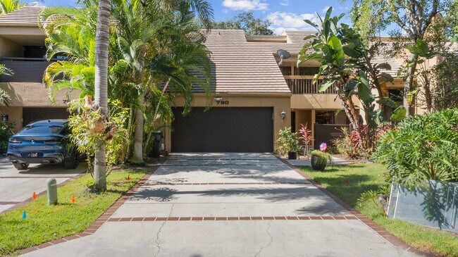 Building Photo - 790 St Albans Dr