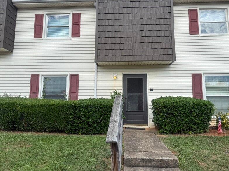 Primary Photo - 7909 Lakehouse Ln