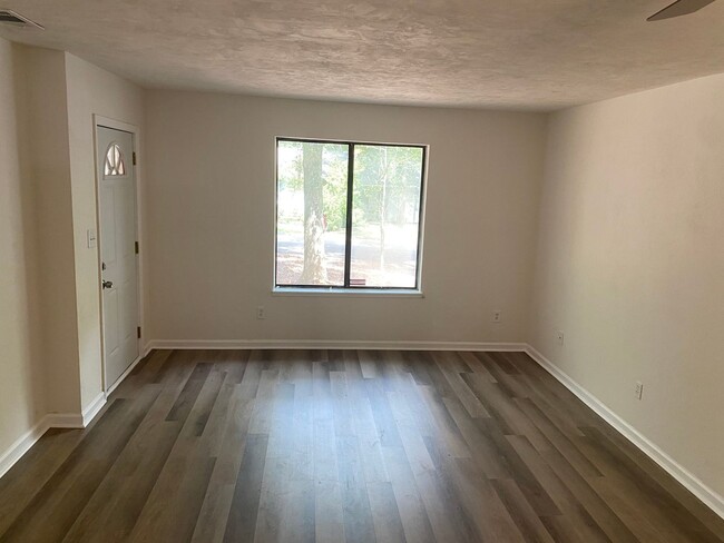 Building Photo - Recently Remodeled 2 Bedroom 1 Bathroom Du...