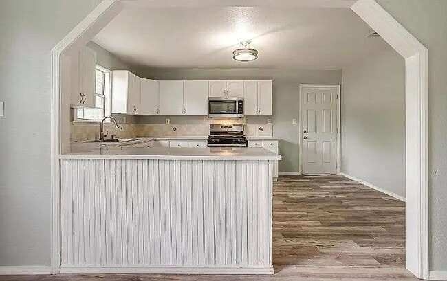 Building Photo - CHARMING 3/2 - Great Flooring - Historic Neighborhood