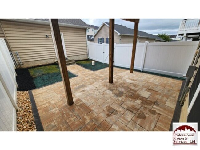 Building Photo - Beautiful Luxury Townhome Near Everything!