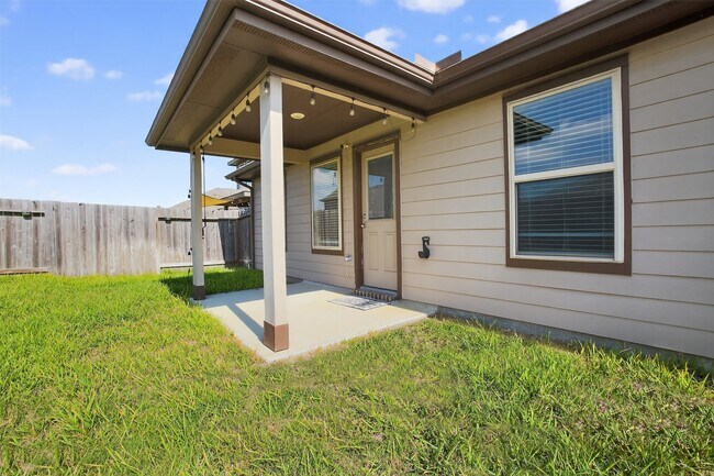 Building Photo - 3310 Sumac Dr