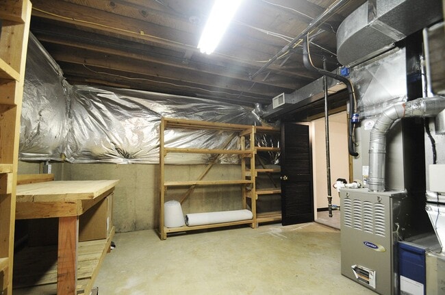 Building Photo - Classic 4 Bed 3.5 Single Family Home Sitti...
