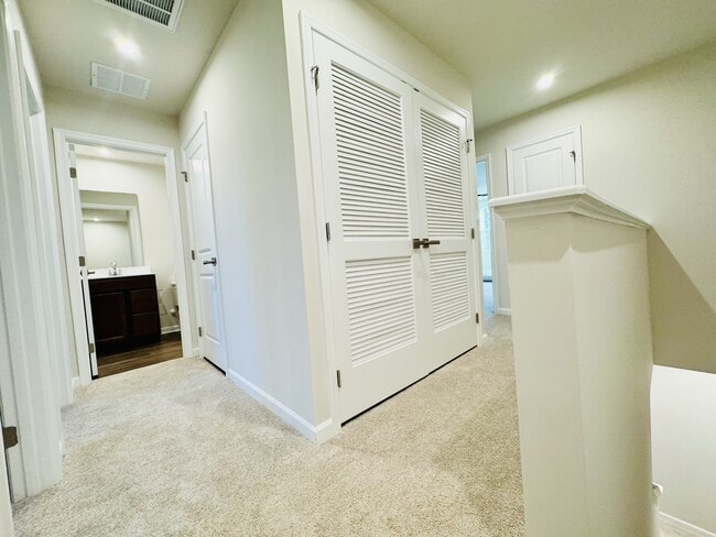 Building Photo - 405 Myrtle Mdws Dr