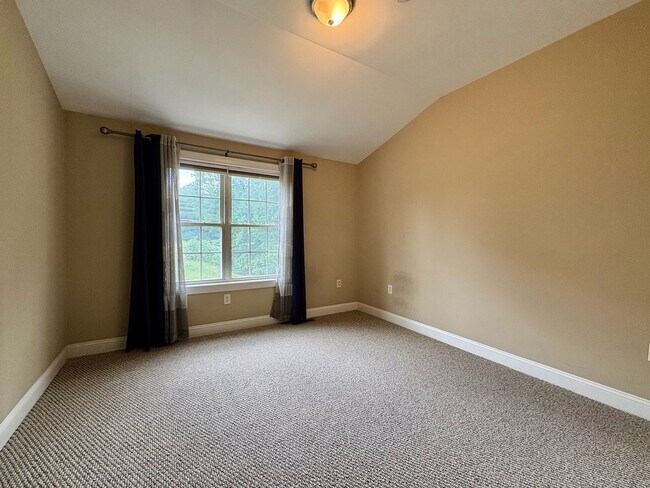 Building Photo - Charming 2-Bedroom Townhouse For Rent in L...