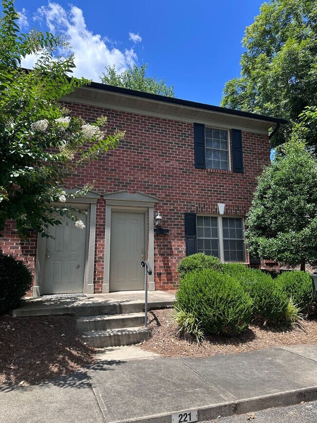 Primary Photo - 2 Bed, 1.5 Bath Townhome in Prime Location...