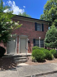 Building Photo - 2 Bed, 1.5 Bath Townhome in Prime Location...