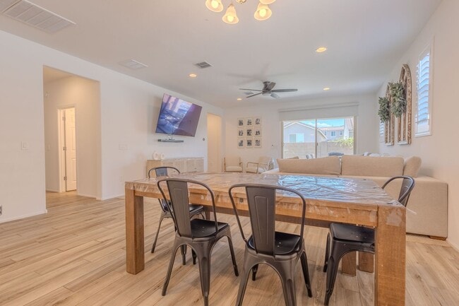 Building Photo - 3 Bedrooms, 2.5 Bathrooms