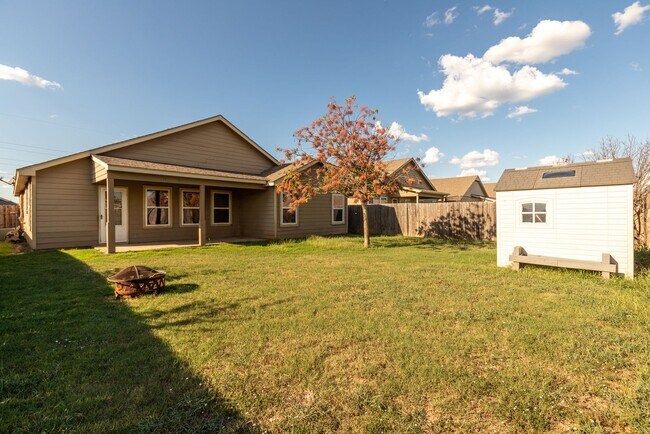 Building Photo - Charming 3 Bed/2 Bath near pool!