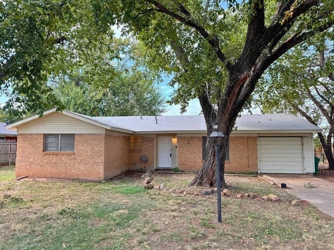 Primary Photo - 1001 W Beverly Loop