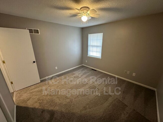 Building Photo - 808 SW Meadowridge Dr