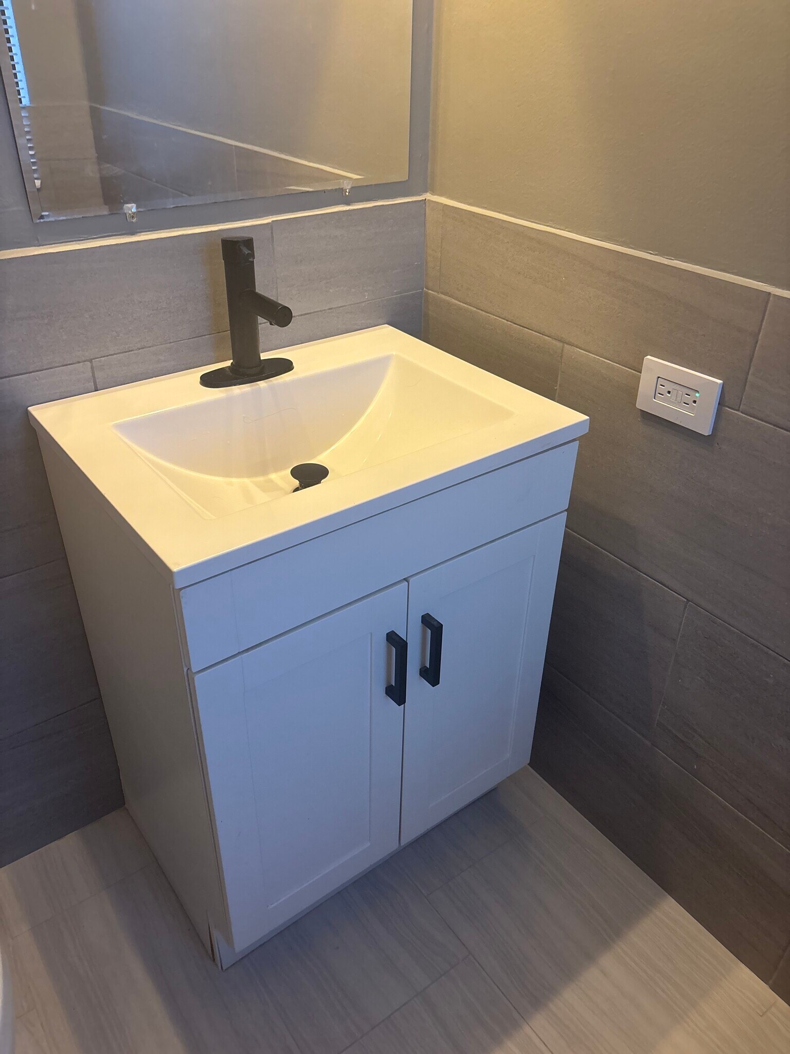 Bathroom Sink - 2000 N Lincoln Park W