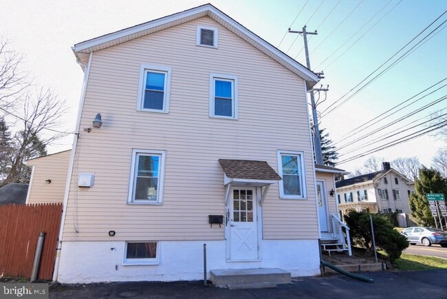 Building Photo - 1071 W Bristol Rd