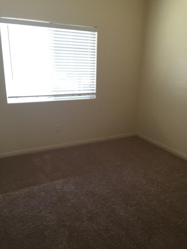 Building Photo - SW Bakersfield 3 Bedroom 2 Bath + office