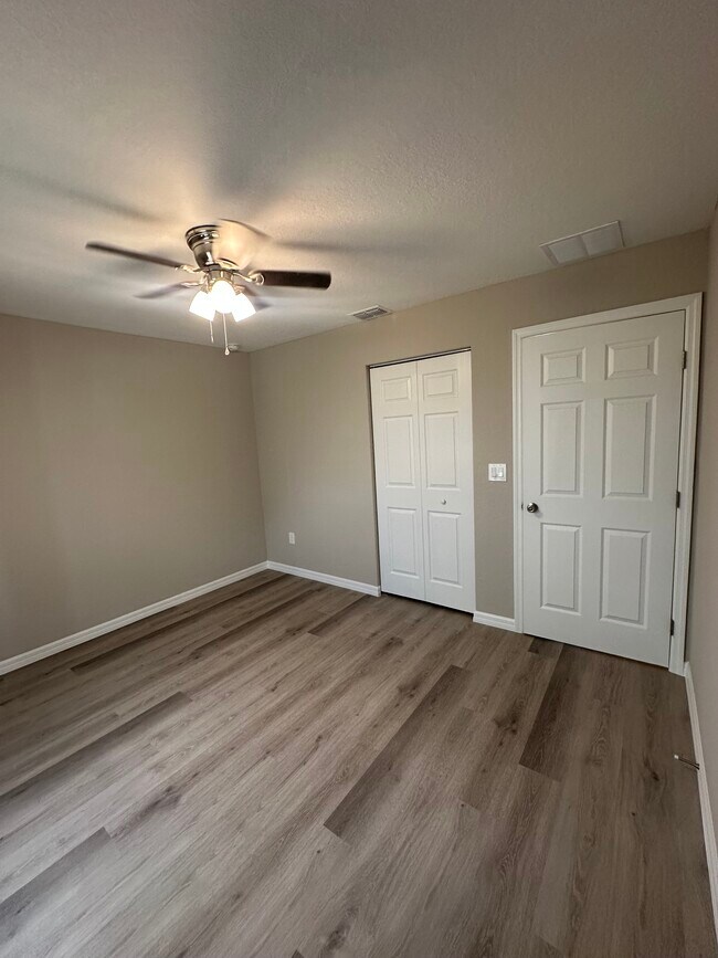 Building Photo - 4 Dogwood Drive Run