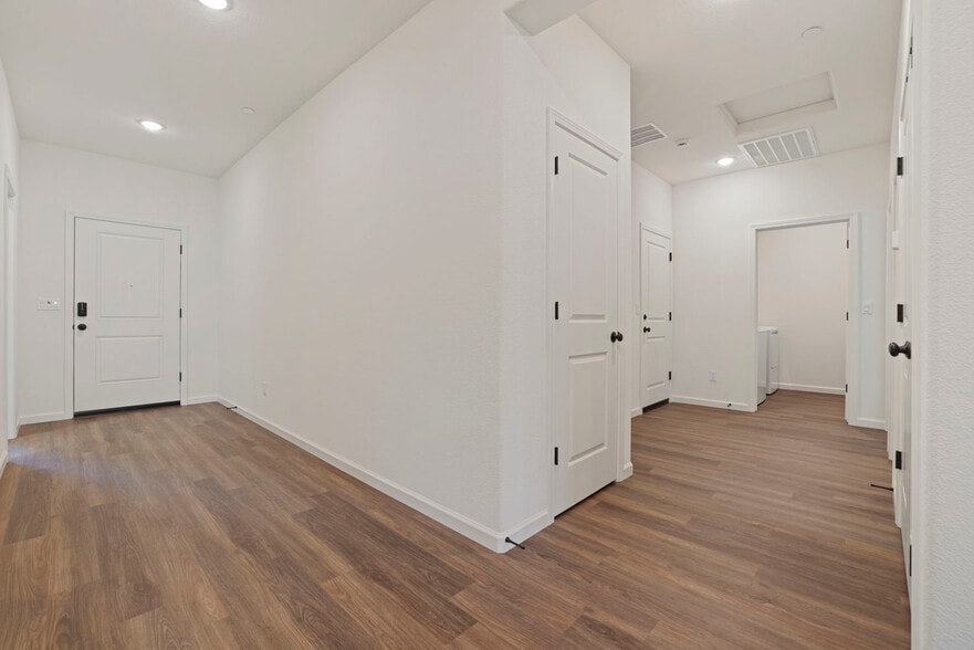 Entrance Hallway to Laundry - 522 Bedfordshire Dr