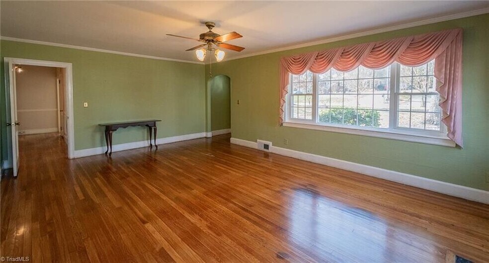 Building Photo - 208 Tremont Dr