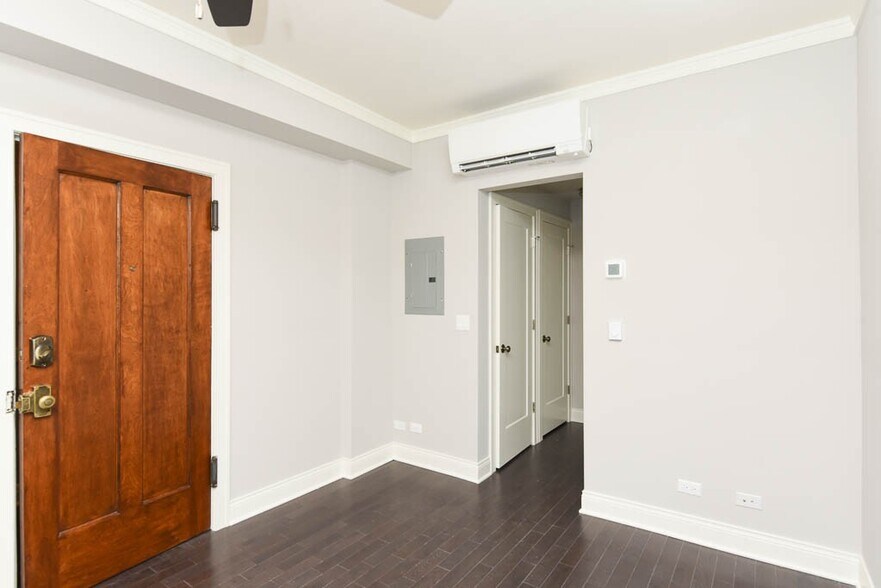 Building Photo - 640 W Wrightwood Ave