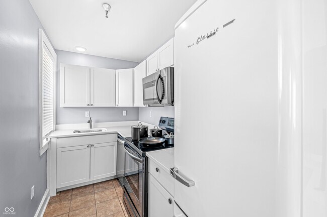 Building Photo - 230 E 9th St