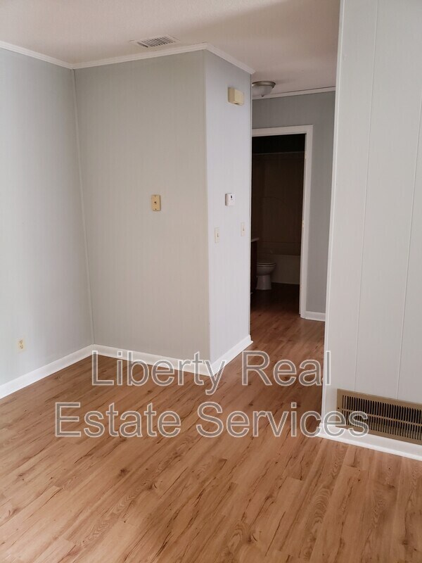 Building Photo - 991 Live Oak Dr