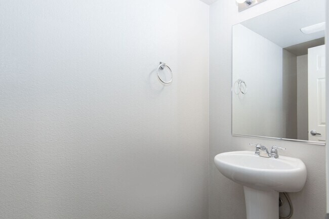 Building Photo - Newer three bedroom unit in gated communit...