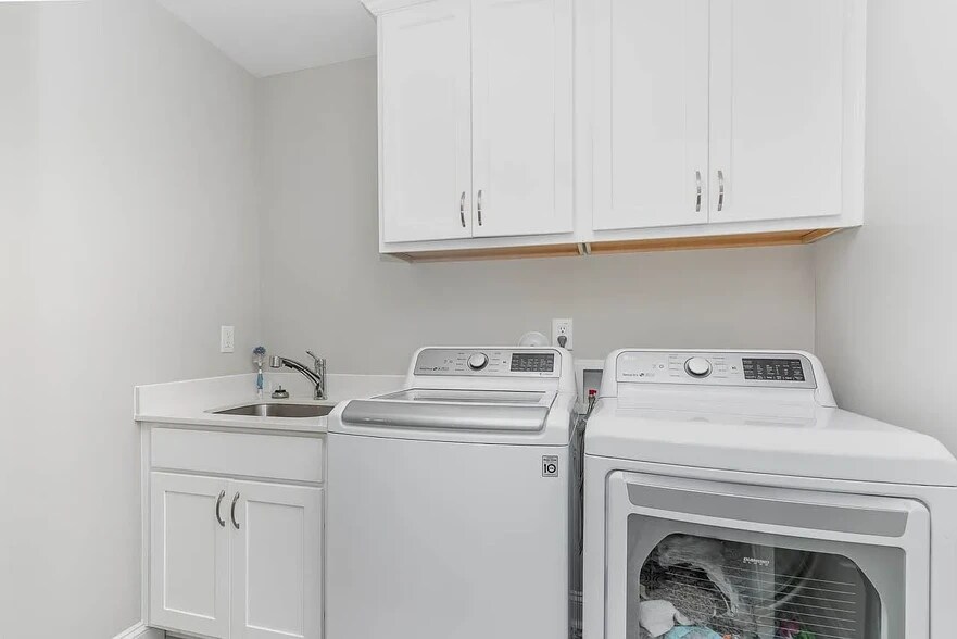 3rd floor laundry room - 1006 Gateway Commons Cir