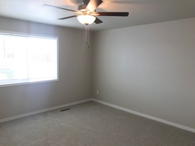 Building Photo - 3 Bed 3 Bath Twin Home