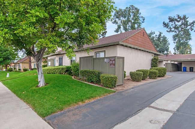 Building Photo - 3 Bedroom, 2 Bath 1374sf Detached condo in Mesa Village 92126.