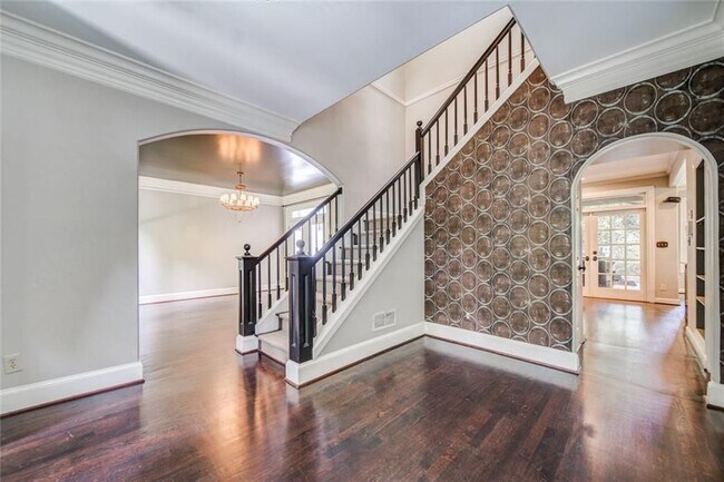 Building Photo - 2555 Ridgewood Rd NW