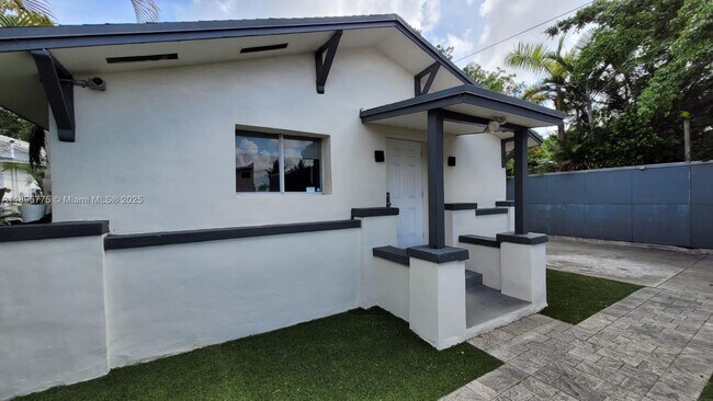 Primary Photo - 228 NW 35th St
