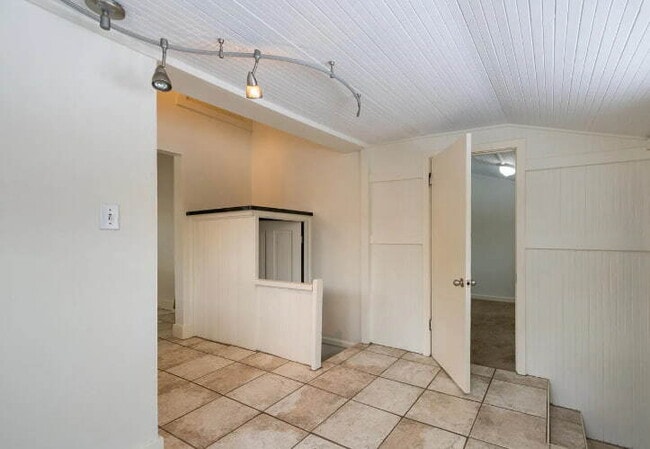 Building Photo - "Charming 2-Bedroom Retreat with Hardwood ...