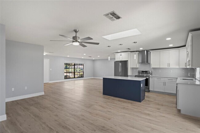 Building Photo - 8312 Roxboro Dr