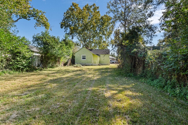 Building Photo - 2005 Walker St