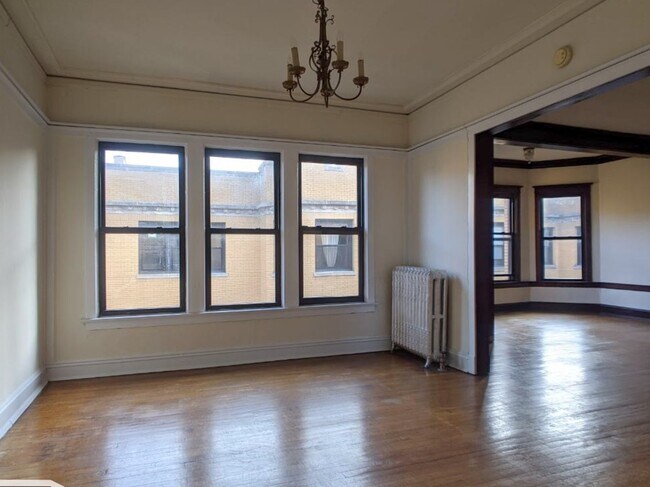 Building Photo - 2426 N Sawyer Ave