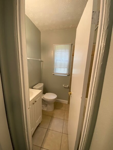 Bathroom - 2940 Begonia Rd