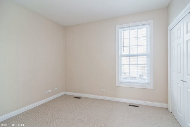 Building Photo - 215 S Evergreen Ave