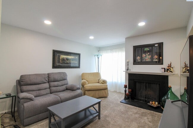 Building Photo - Fully Furnished 1 Bed, 1 Bath Apartment in...