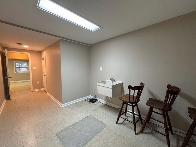 Building Photo - Spacious 4 Bed 2/2 Bath Home with Park-Lik...