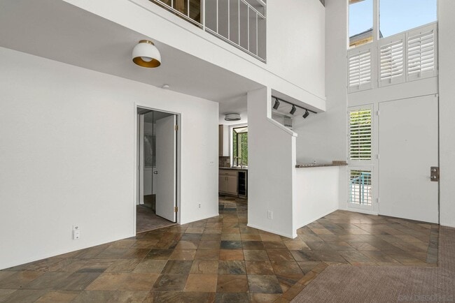 Building Photo - 2544 Navarra Dr